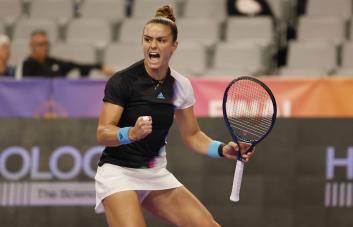 Sakkari supera a Pegula para arrancar las Finales de WTA