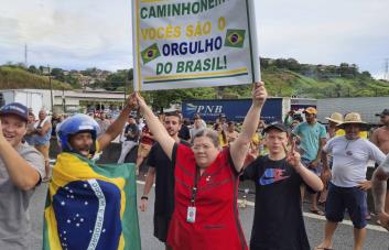 Bolsonaro calla y camioneros exigen un golpe contra la victoria de Lula da Silva