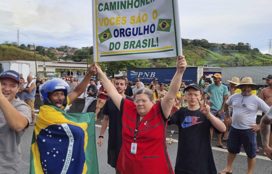Bolsonaro calla y camioneros exigen un golpe contra la victoria de Lula da Silva