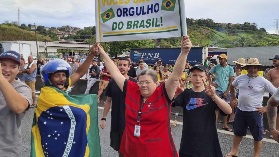 Bolsonaro calla y camioneros exigen un golpe contra la victoria de Lula da Silva