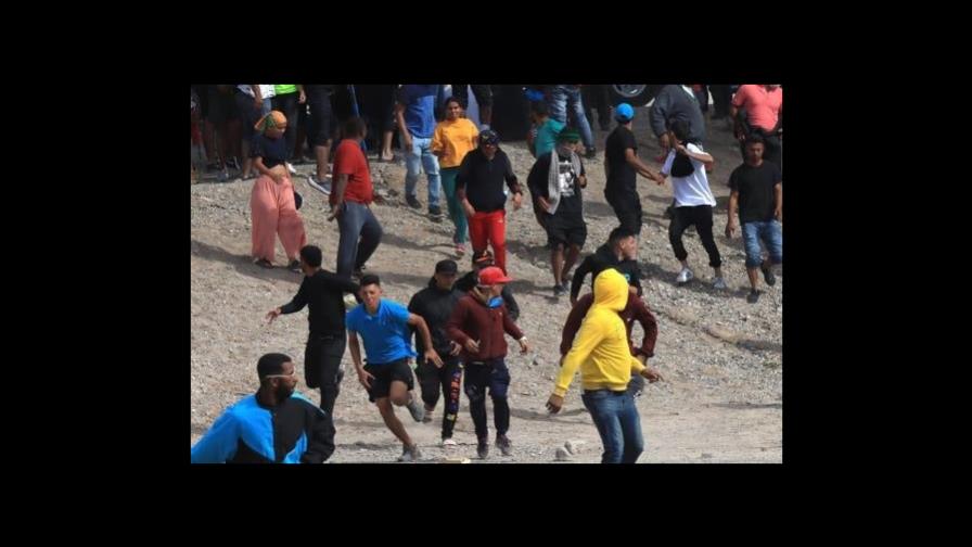 Agentes de Texas disparan balas de goma a migrantes que protestaban en la frontera