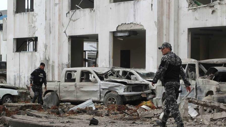 Estallan carros bomba y asesinan a dos policías en Ecuador Estallan carros bomba y asesinan a dos policías en Ecuador