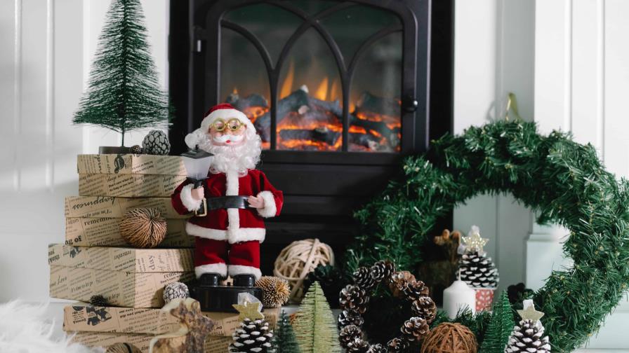 Adornos navideños desbordan los escaparates de los comercios de EEUU