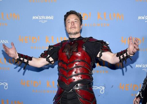 Elon Musk se disfraza de Campeón del diablo en fiesta de Halloween