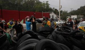 Bolsonaristas bloquean carreteras en Brasil tras resultado electoral