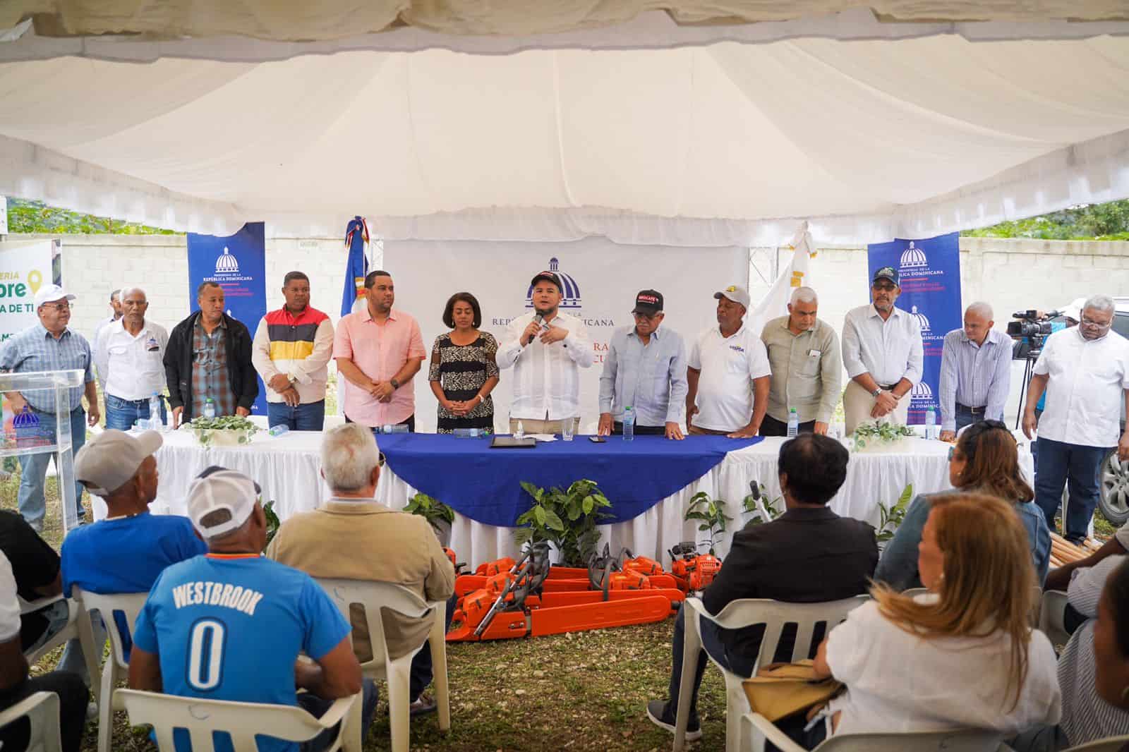 Galván también entregó 20 mil plántulas de café, tres motosierras, cincio dreamers o desbrozadoras.