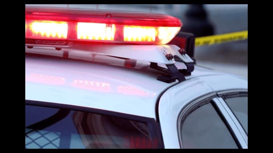 Hombre con una máscara de calavera mata a una mujer delante de dos niños Hombre con una máscara de calavera mata a una mujer delante de dos niños