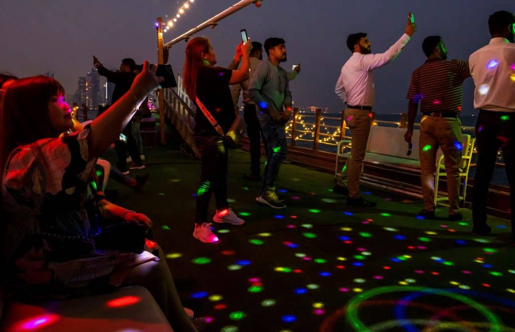 La gente saca fotos durante una exhibición de yates en la Corniche de Doha, Qatar, el viernes 31 de octubre de 2022. <br>