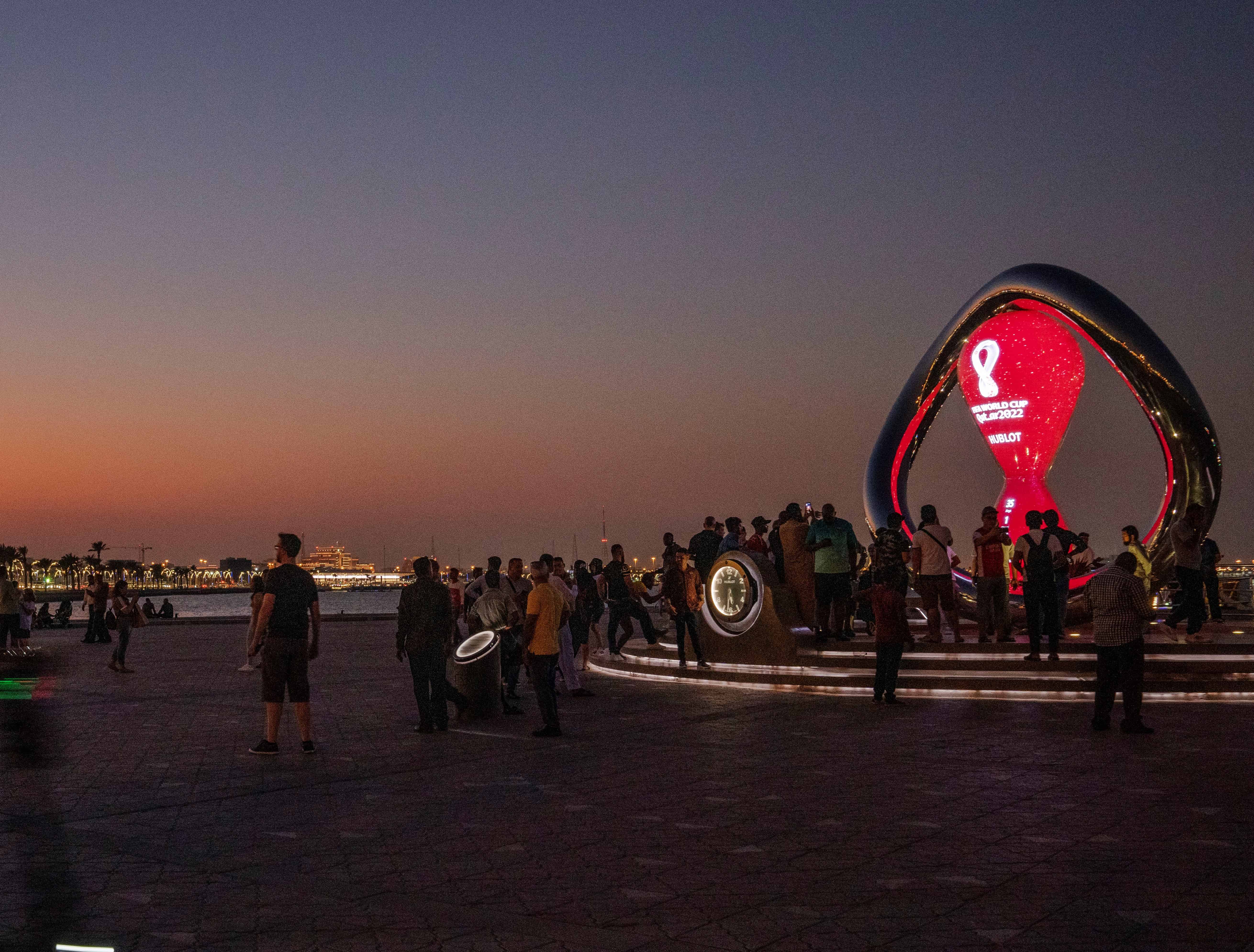 La gente se saca foto en el reloj con la cuenta regresiva del Mundial Qatar 2022, en la Corniche de Doha, el domingo 16 de octubre de 2022.<br>