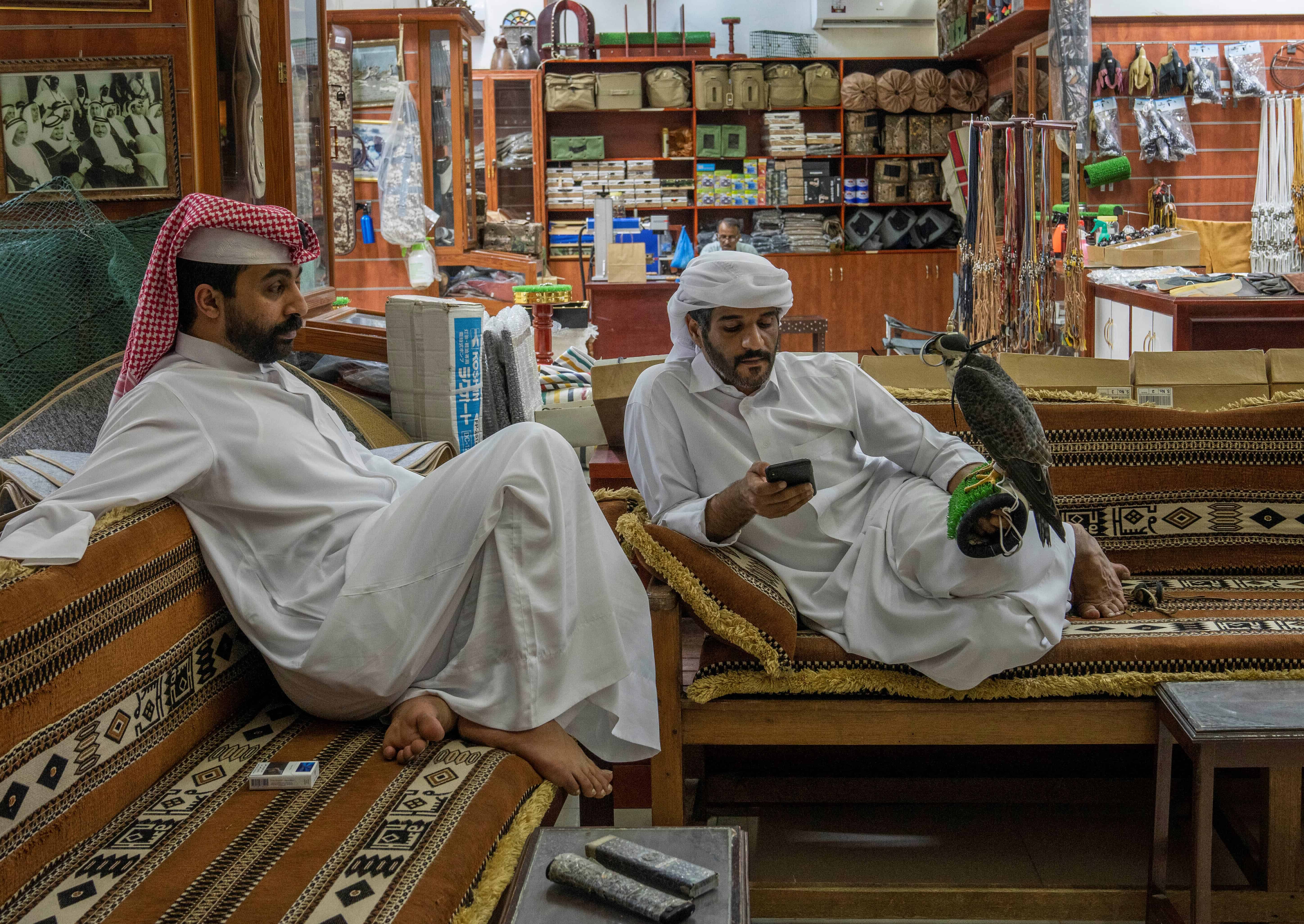 Vendedores en su tienda de falcones en Souq Waqif, Doha, Qatar, el domingo 16 de octubre de 2022. <br>