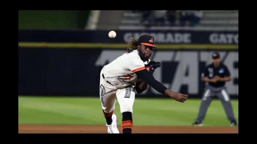 Touki Toussaint desde el box, guió la victoria de los Naranjeros