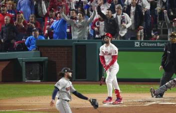 Los Filis despachan 5 jonrones para aplastar a los Astros en la Serie Mundial