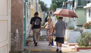 Cientos de personas acuden a cementerios en el Día de los Fieles Difuntos