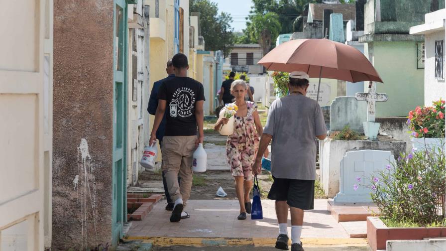 Cientos de personas acuden a cementerios en el Día de los Fieles Difuntos