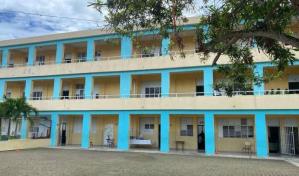 Roban más de 13 mil pesos, un televisor y una laptop en escuela de Higüey