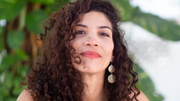 Dominicana Laura Gómez es la narradora de la versión española del podcast “Corinna y el rey”