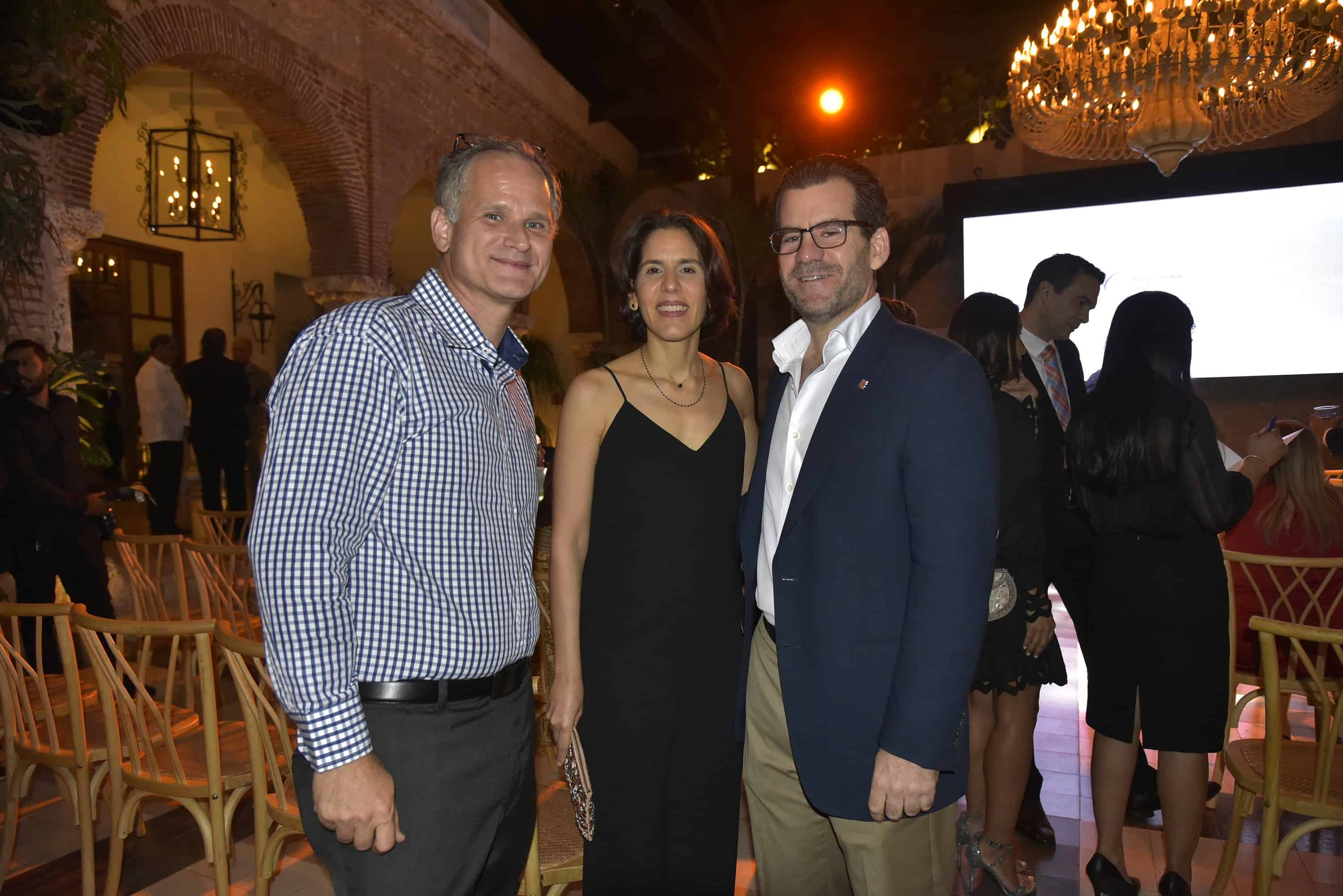 Maikel Vila, Monika de Báez y Fraklin Báez.