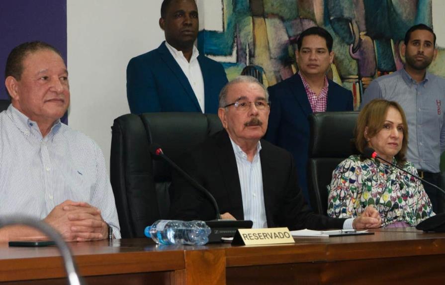 Danilo Medina juramenta a miembros de la dirección central de la Fuerza del Pueblo 