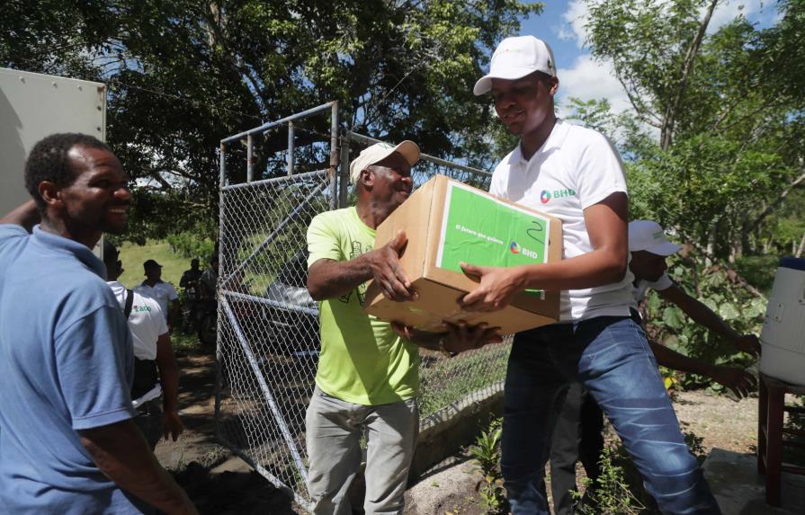 Empleados del BHD entregan alimentos a comunidades en El Seibo