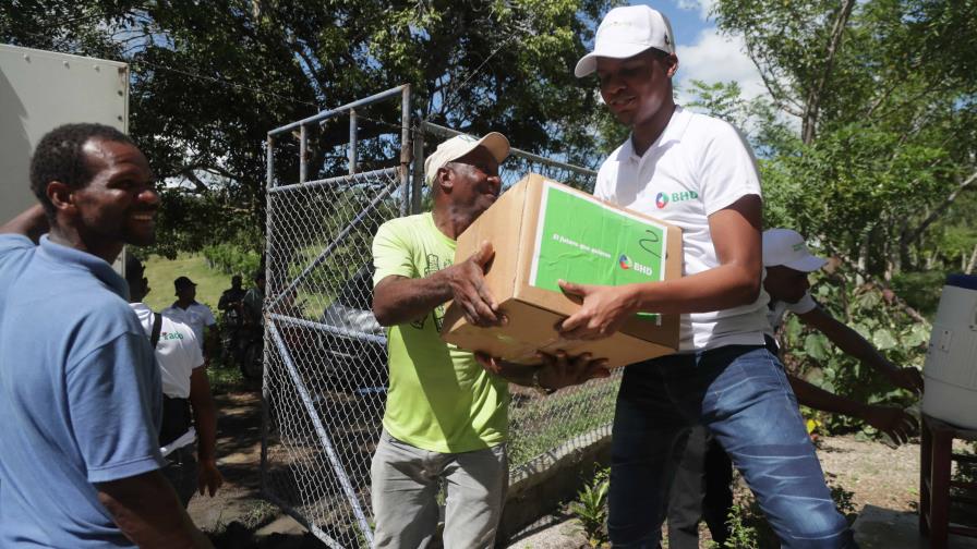 Empleados del BHD entregan alimentos a comunidades en El Seibo Empleados del BHD entregan alimentos a comunidades en El Seibo