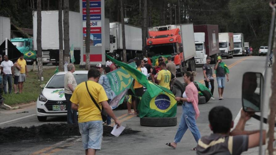 Bolsonaro pide a camioneros que aún bloquean carreteras que cesen su protesta Bolsonaro pide a camioneros que aún bloquean carreteras que cesen su protesta