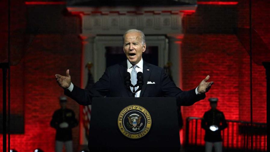 Biden condena la violencia política y acusa a Trump de atacar la democracia