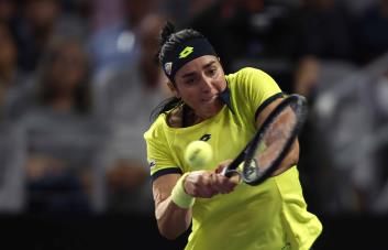 Jabeur remonta ante Pegula; sigue viva en Finales de WTA