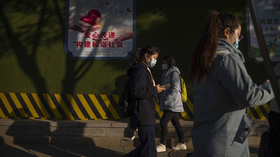El confinamiento de una fábrica de iPhone revela los riesgos de la dependencia de China El confinamiento de una fábrica de iPhone revela los riesgos de la dependencia de China