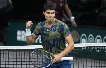 Alcaraz derrota a Dimitrov y ya está en cuartos en París