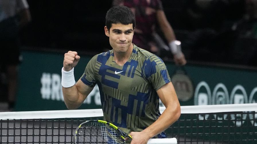 Alcaraz derrota a Dimitrov y ya está en cuartos en París