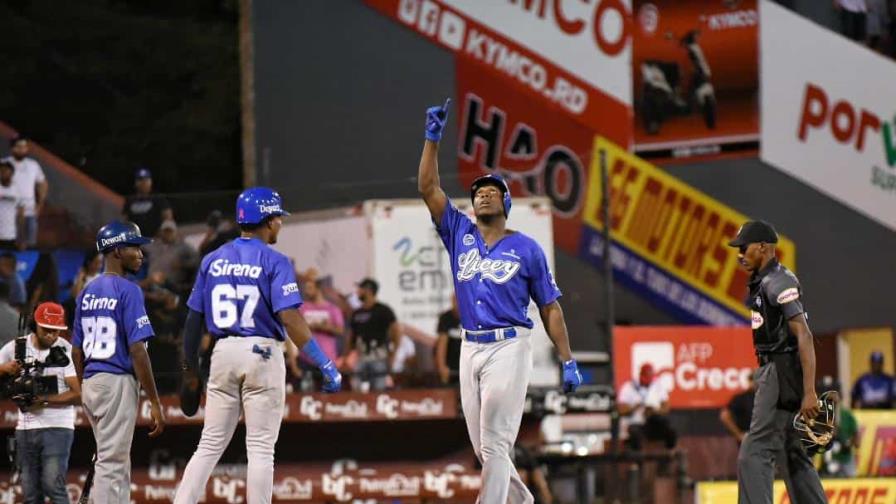 Arístides Aquino dispara par de jonrones, empuja cinco para triunfo del Licey Arístides Aquino dispara par de jonrones, empuja cinco para triunfo del Licey
