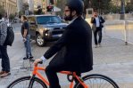 Presidente Gabriel Boric sale del Palacio presidencial en bicicleta