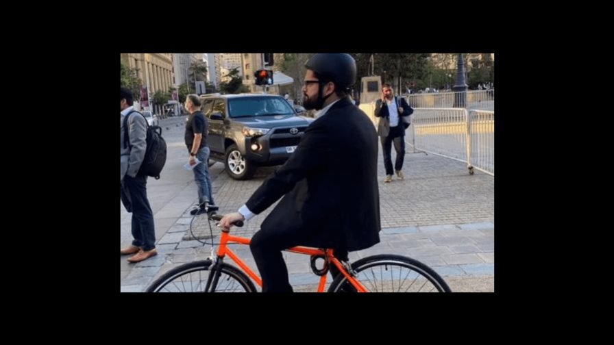 Presidente Gabriel Boric sale del Palacio presidencial en bicicleta