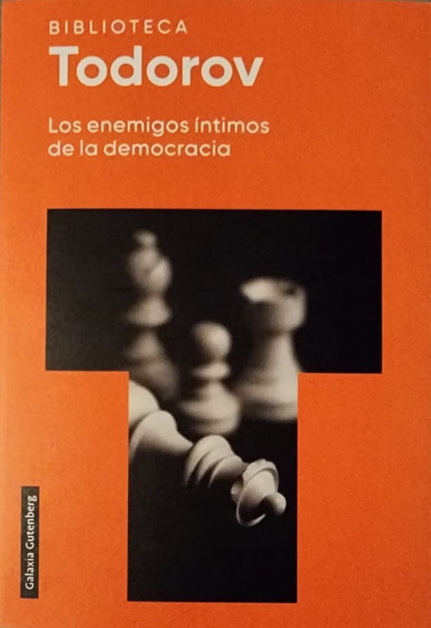 Tzvetan Todorov Galaxia Gutenberg, 2022<br>203 págs. El enemigo de la democracia está en nosotros mismos. Quien decide el destino de la democracia es la suma de nuestras voluntades.<br>