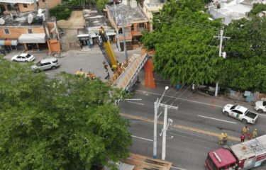 Una patana choca puente peatonal en Haina y lo deja a punto de caer