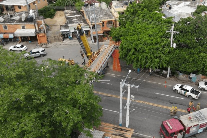 Una patana choca puente peatonal en Haina y lo deja a punto de caer