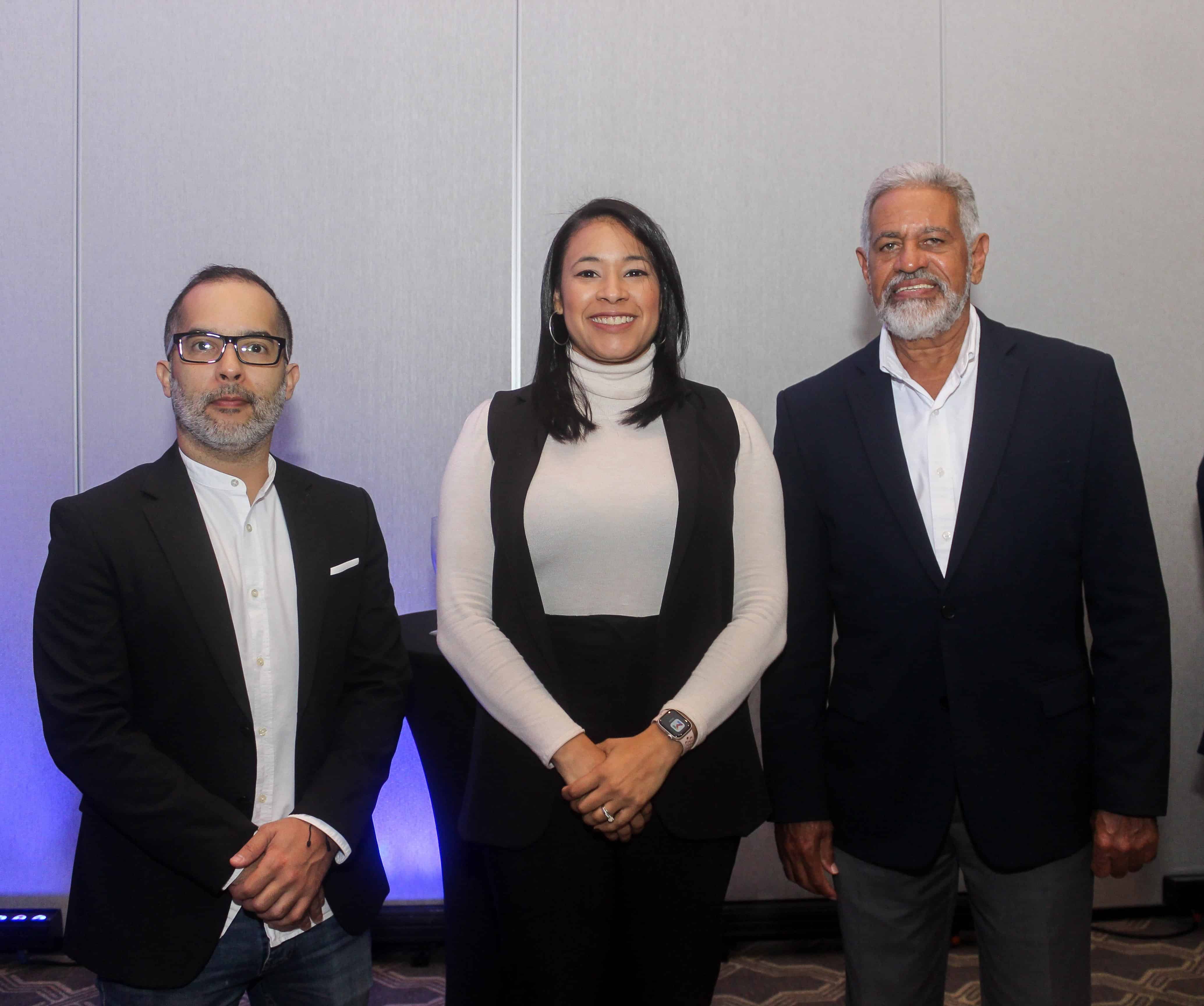 Carlos Burgos, Marlenny Peña y Dr. Modesto Reyes Padre.