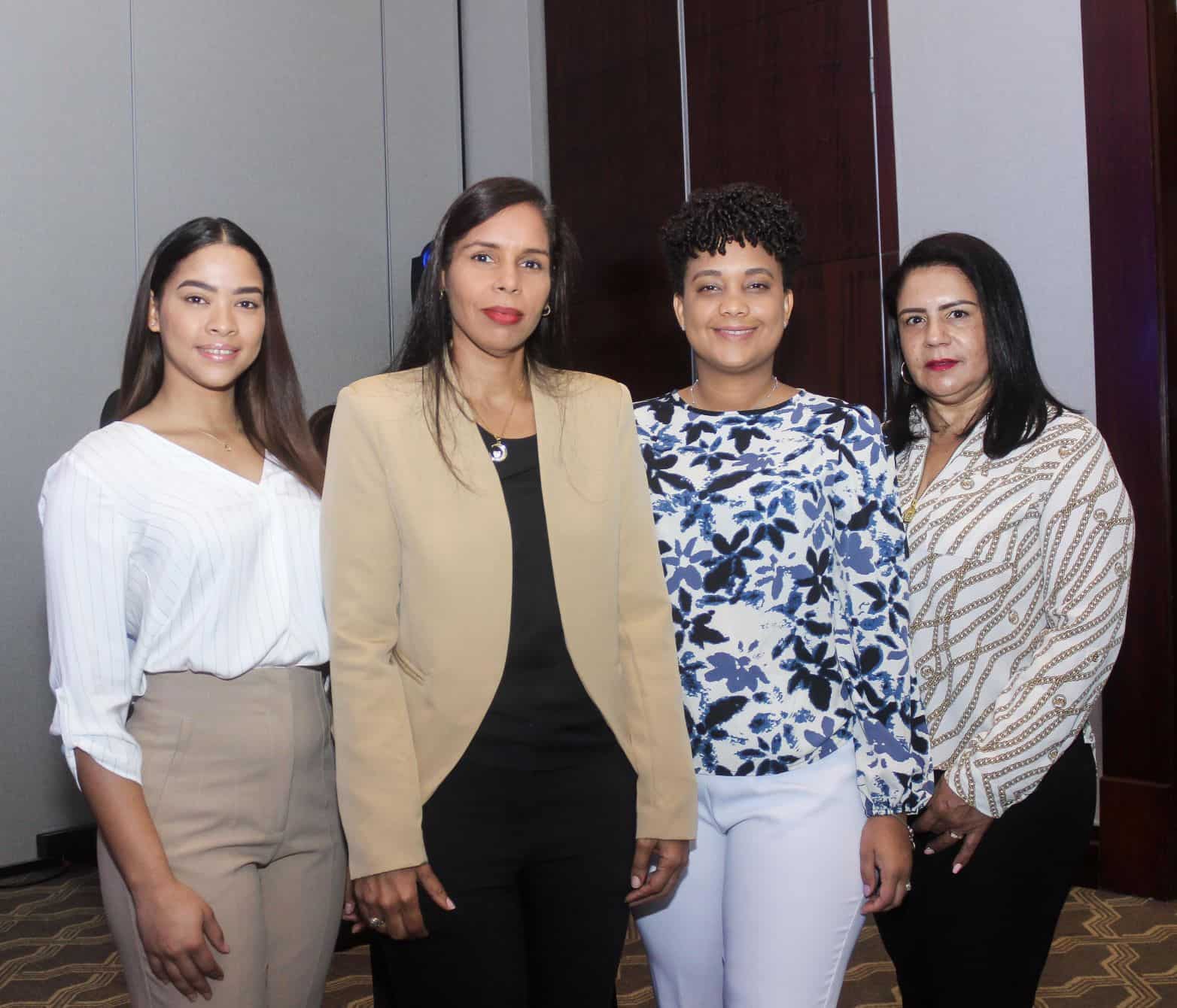 Deshiret Decena, Adolfina Taveras, Paola Tapia y Sandra López.