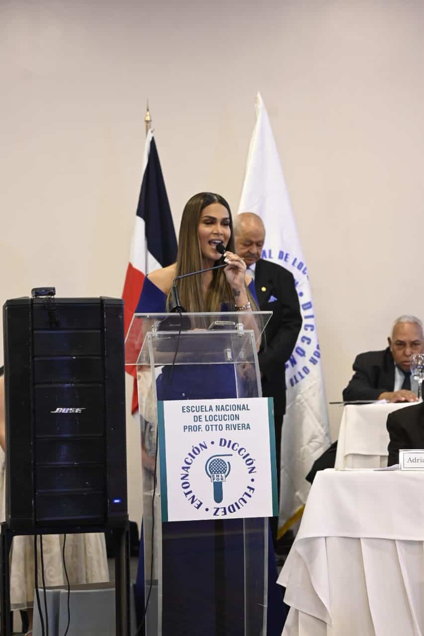 Caroline Aquino fue la madrina de la graduación.