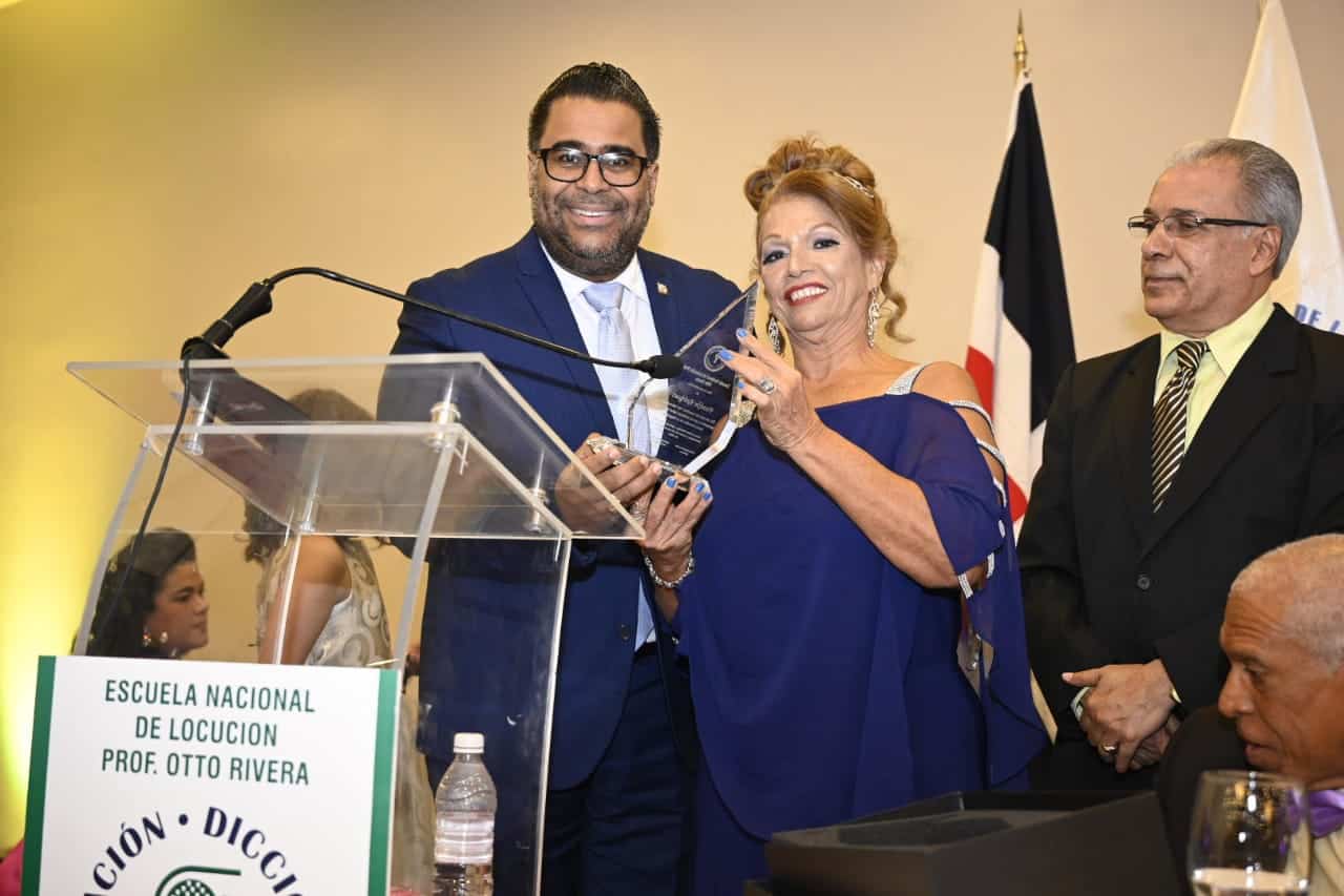 Marisol Pérez viuda Rivera, administradora de la escuela Otto Rivera junto a Carlos Cepeda Suriel y Franklin Rodríguez, senador de San Cristóbal.
