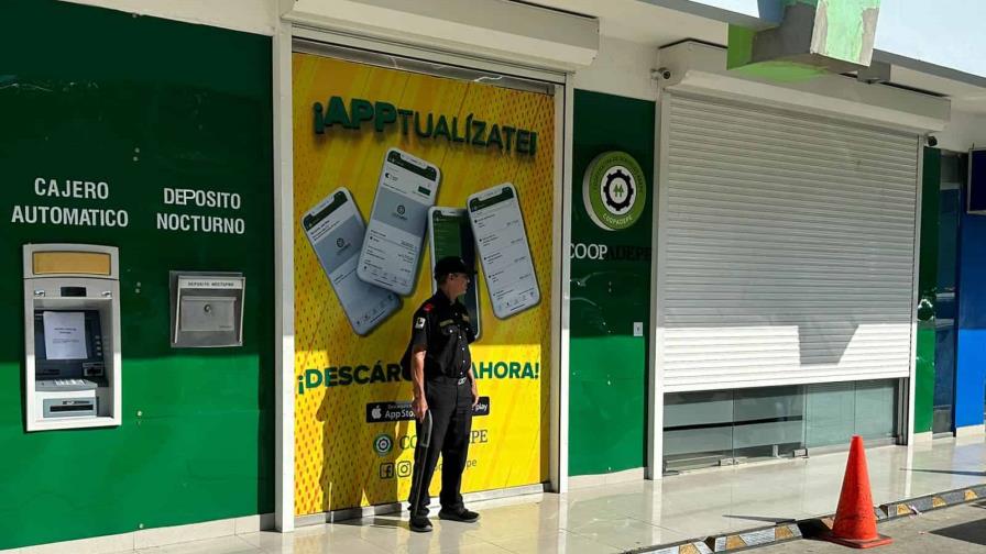 Encapuchados asaltan institución financiera en Moca Encapuchados asaltan institución financiera en Moca