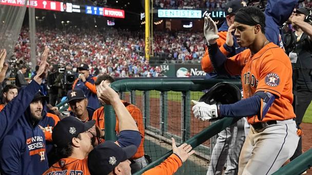 Astros pegan cinco jonrones y dan la vuelta para vencer por 9-8 a