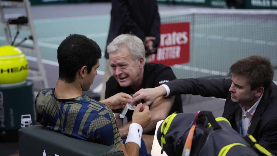 Alcaraz abandona por lesión en los cuartos de final de París-Bercy