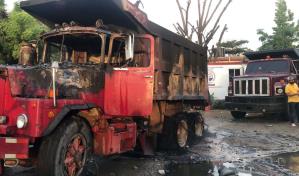 Queman un cami&oacute;n en local de Fenatrado en Dajab&oacute;n