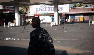Intentan romper el bloqueo a central de combustibles en Haití