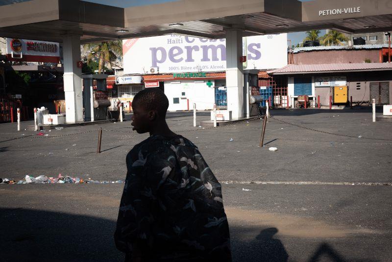 Intentan romper el bloqueo a central de combustibles en Haití