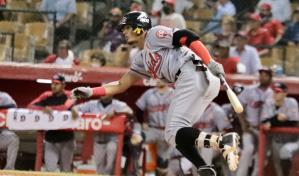 Erik González se prepara para entrar con los Leones del Escogido