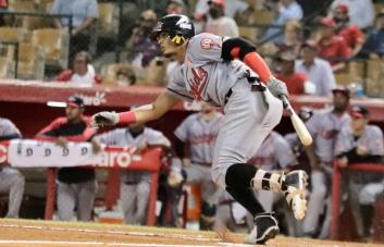 Erik González se prepara para entrar con los Leones del Escogido
