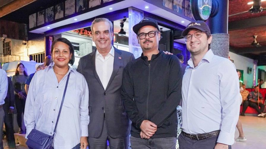 Presidente Abinader visita el set de Colao 2 en su último día de filmación