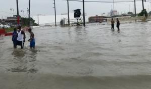 Video | Caos en las calles: lluvias inundan la capital y parte de Santo Domingo